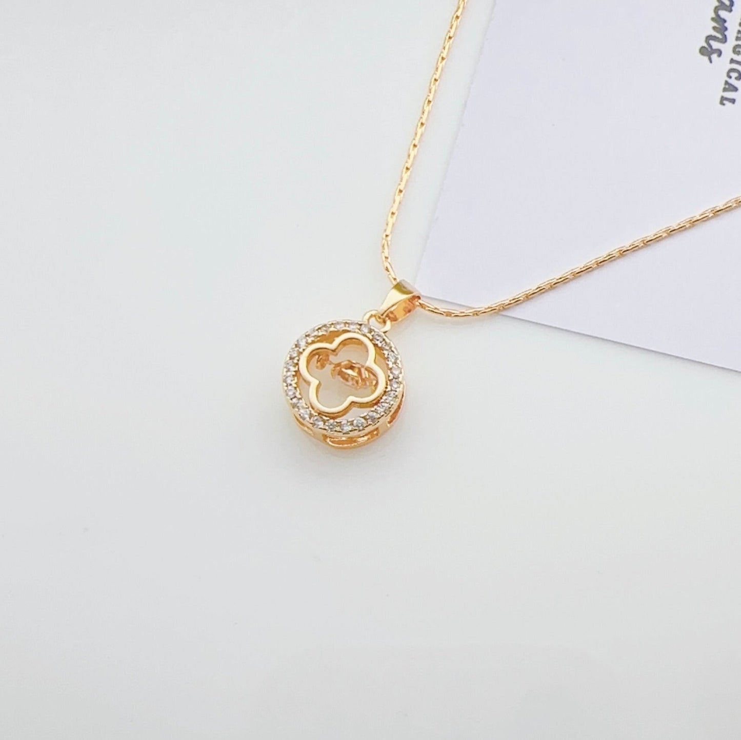 Luxurious Design Pendant Dancing Diamond
