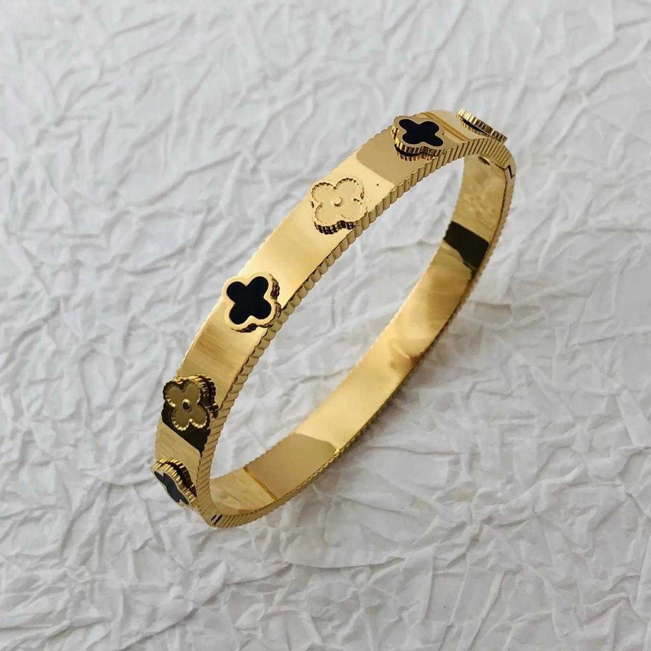 CLOVER SET WITH PREMIUIM BANGLE