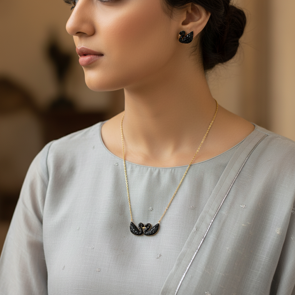 Black Swan Pendant Set