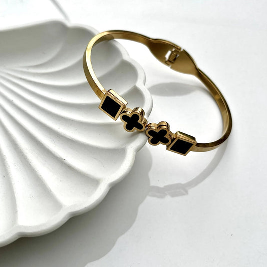 DOUBLE CLOVER WITH SQUARE BANGLE