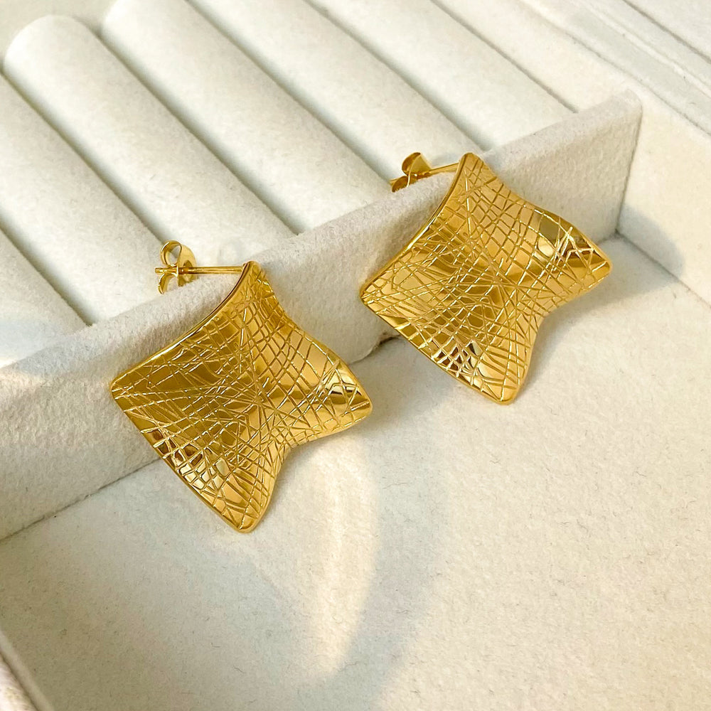 SQUARE CREASE STUD EARRINGS