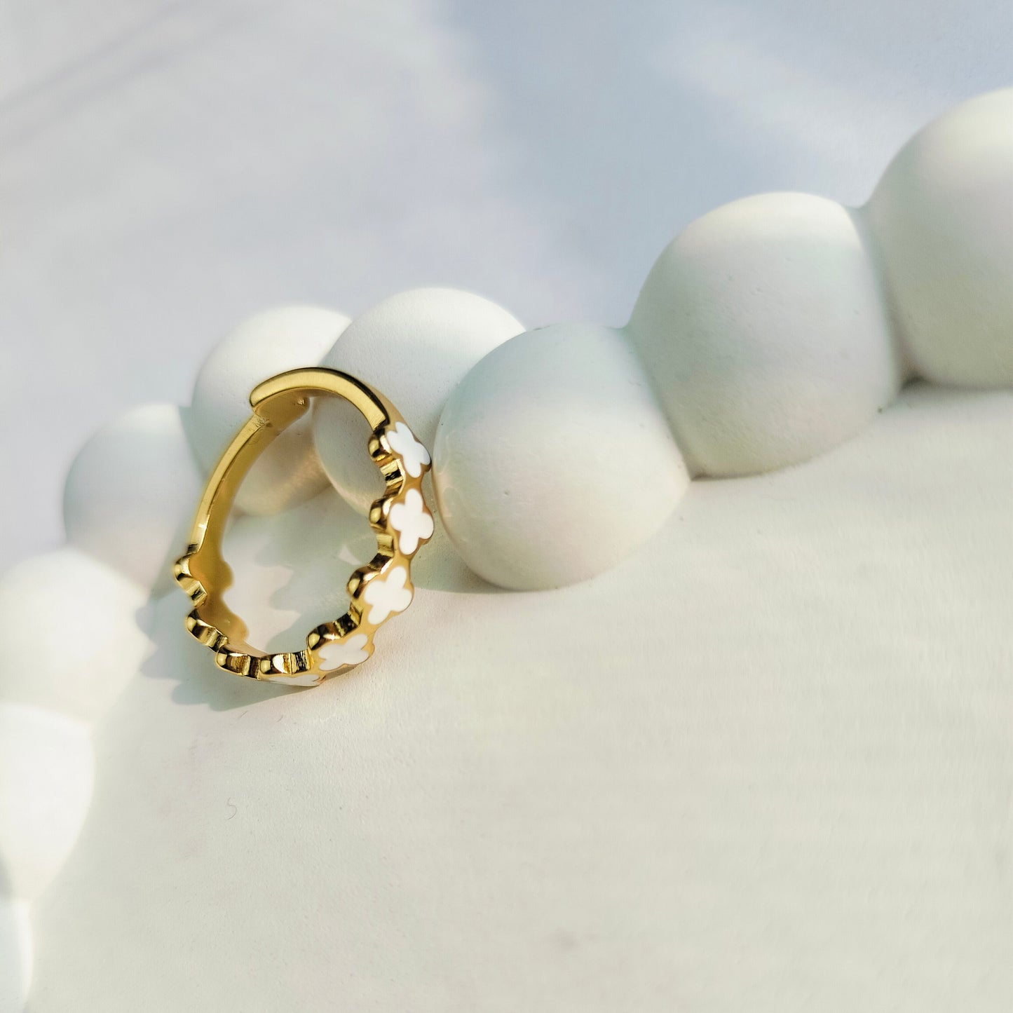 BLACK & WHITE CLOVER RING
