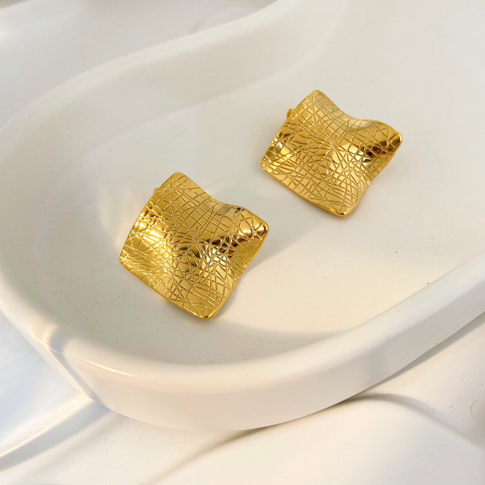 SQUARE CREASE STUD EARRINGS