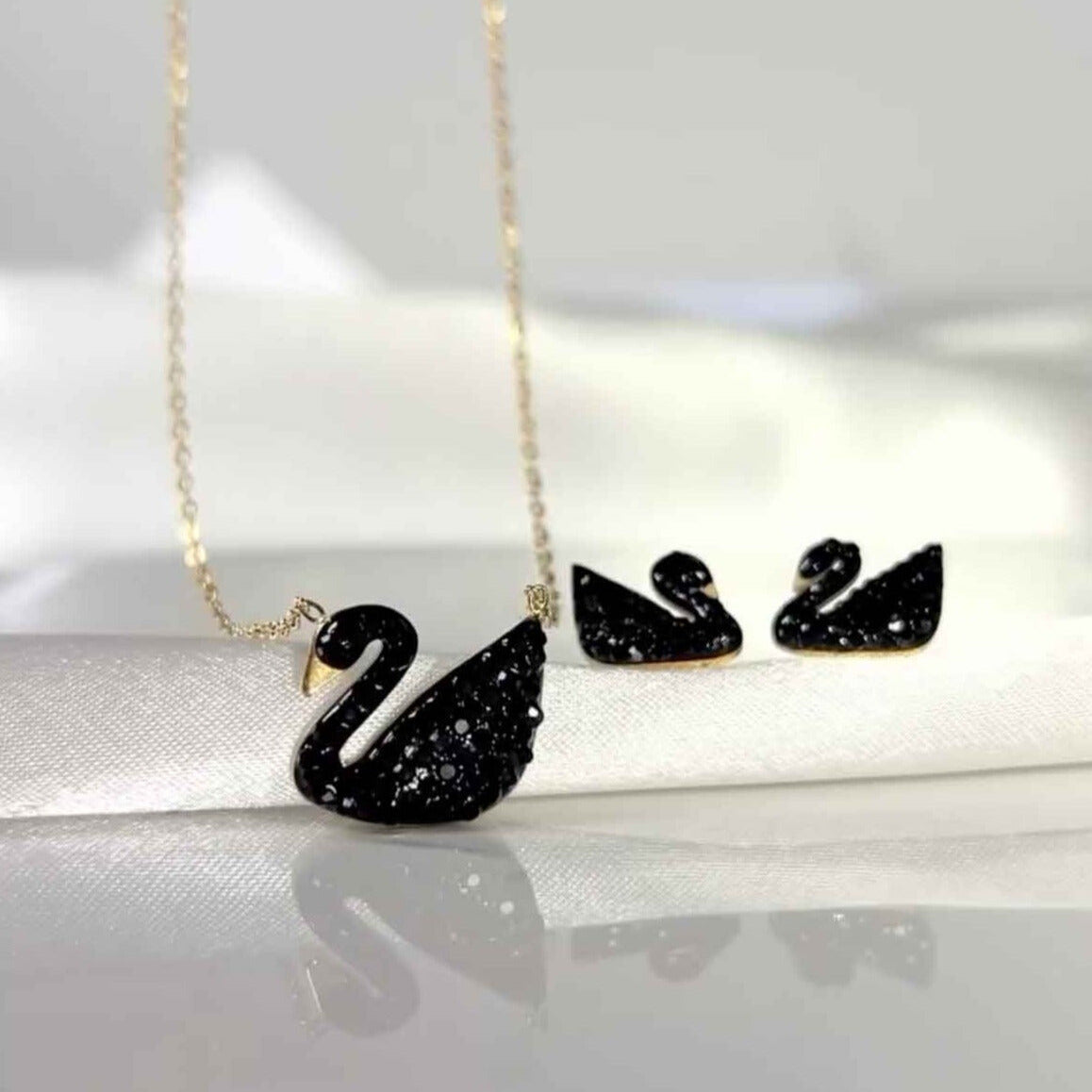 Black Swan Pendant Set