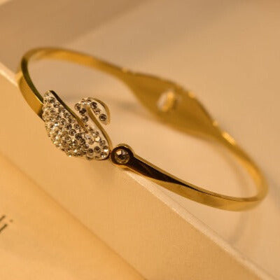 Elegant Stylish Design Golden Bracelet for Girls/Women