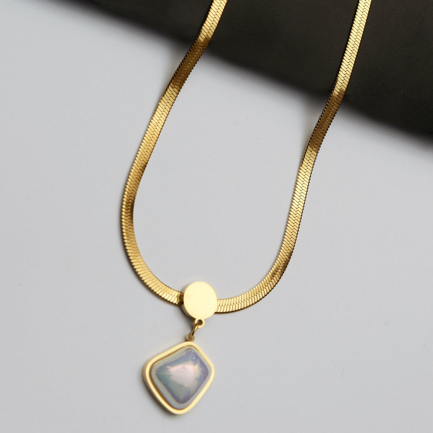WHITE PEARL PENDANT