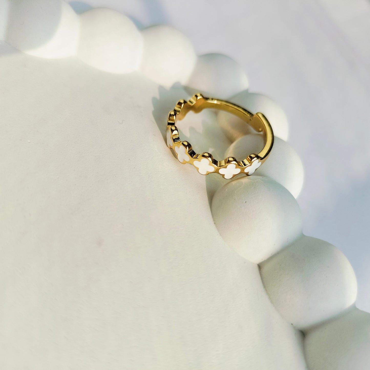 BLACK & WHITE CLOVER RING