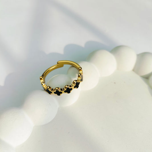 BLACK & WHITE CLOVER RING