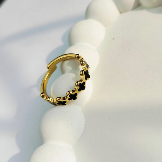 BLACK & WHITE CLOVER RING