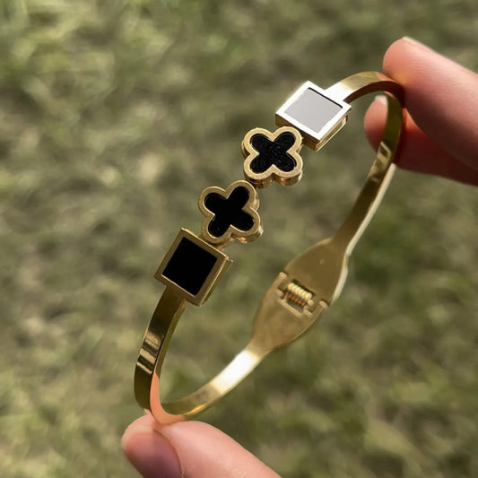 DOUBLE CLOVER WITH SQUARE BANGLE